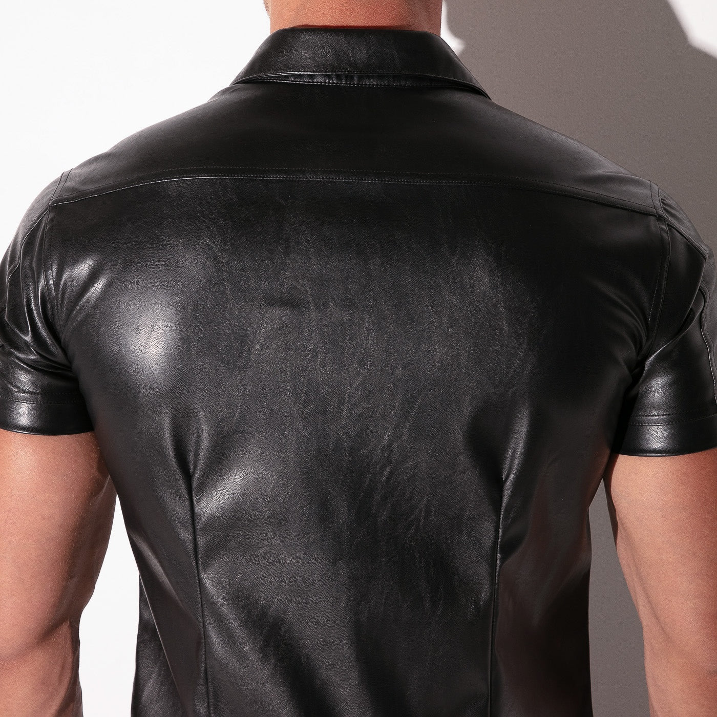 Camisa de manga corta de cuero sintético SF