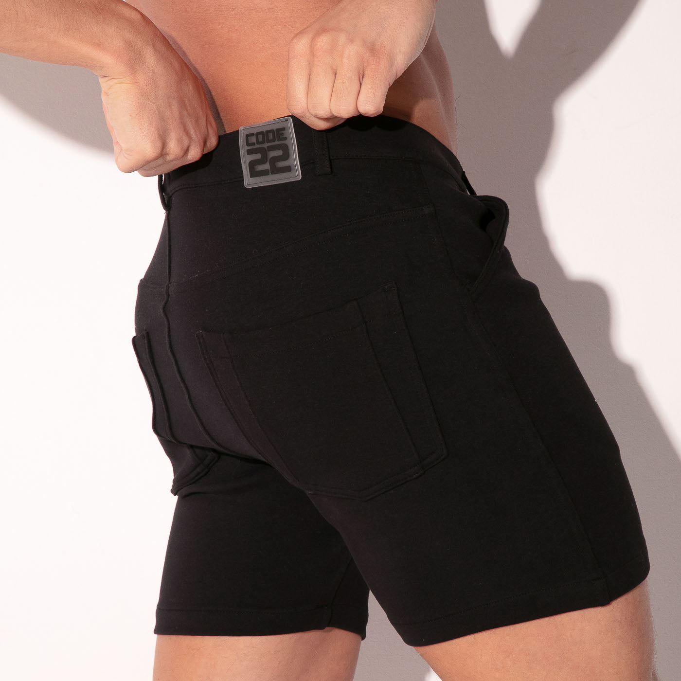 ICONIC BERMUDA SHORT BLACK